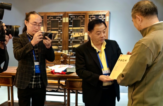 Feel the charm of symbiosis between culture, art and business. Some guests of the 11th World Chinese Media Forum visited Wenjiang Chengyuan Museum