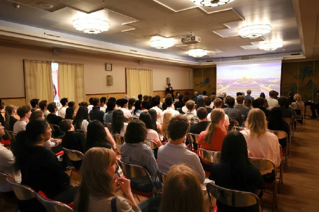 中国驻瑞典大使崔爱民出席2025年赴华留学生欢送会